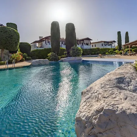 Zc02 Adjacent To Aphrodite Hills- Communal Pool, Garden شقة كوكليا